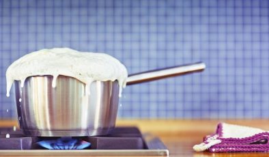 Neden süt aşırı kaynadığında taşıp dökülüyor da su dökülmüyor? İşte bilimin cevabı