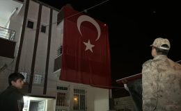 9 kahraman Mehmetçik şehit düştü… Evleri Türk bayraklarıyla donatıldı