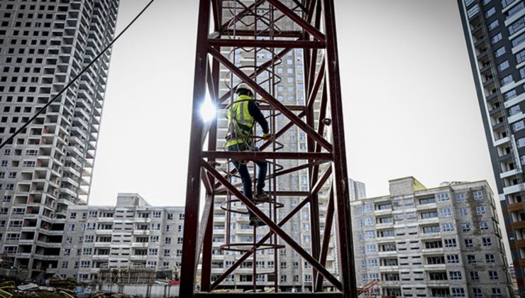 Kule vinç operatörü! Metrelerce yüksekte tek başına mesai yapıyor