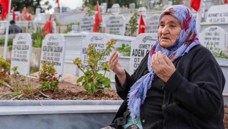 Depremde ailesinden 11 kişiyi kaybeden yaşlı kadın mezarlıktan ayrılamıyor