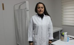 Deprem sonrası 1 ay aracının bagajında yaşayan doktor, afetzedelerle ilgilendi