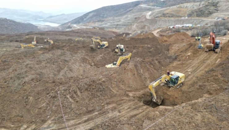 Heyelan nedeniyle maden ocağından 180 bin kamyon toprak taşındı