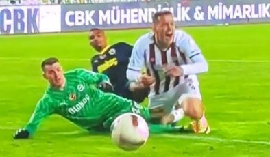 Sivasspor – Fenerbahçe maçındaki penaltı pozisyonuna hakem yorumcuları ne dedi