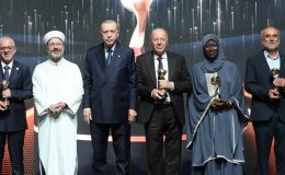 Turistlere İslam’ı anlatan şehit babası imama “iyilik” ödülü