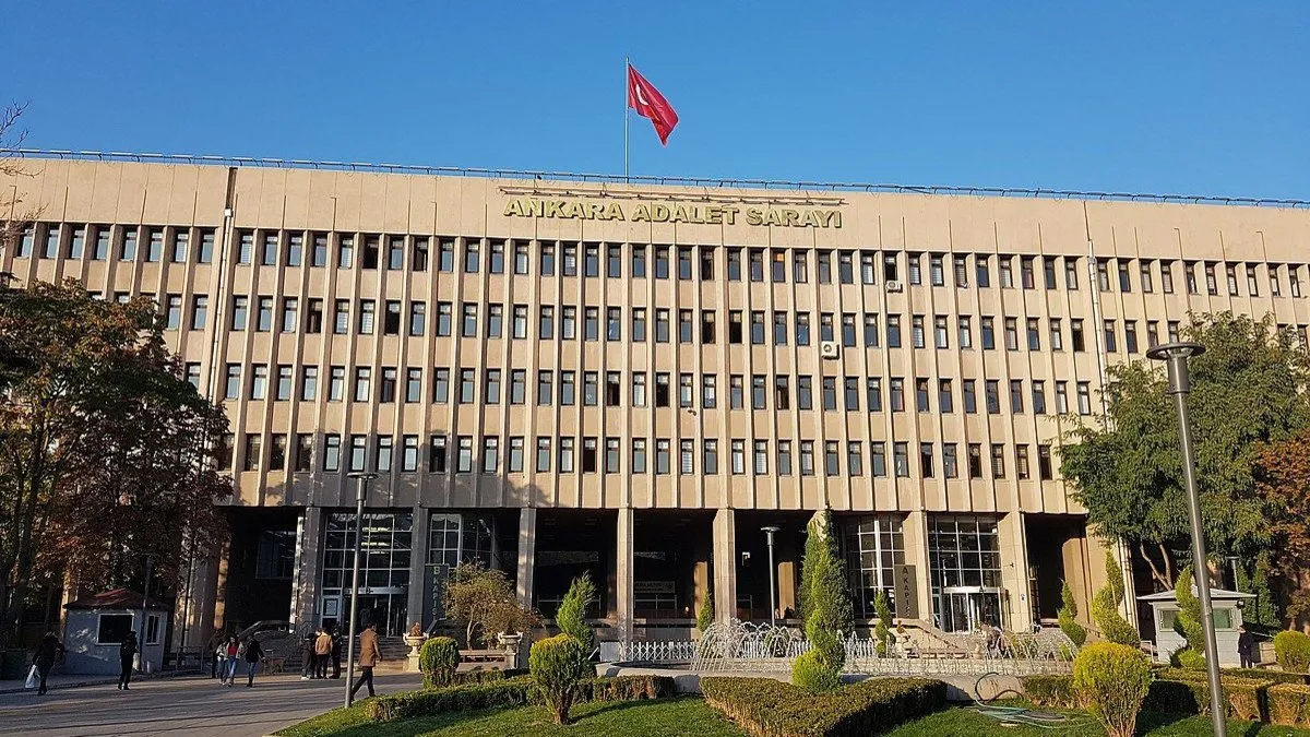 Ankara Adliyesi’nde acı olay: 55 yaşındaki katip Feramuz Deniz mahkeme salonunda hayatını kaybetti