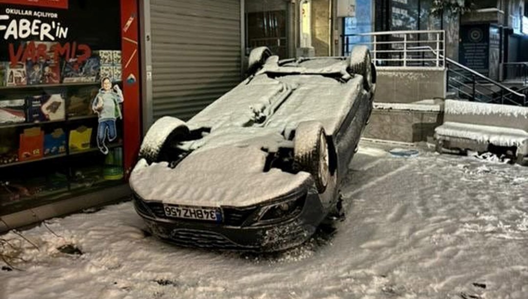 Beylikdüzü’nde kar küreme kamyonunun çarptığı otomobil ters döndü