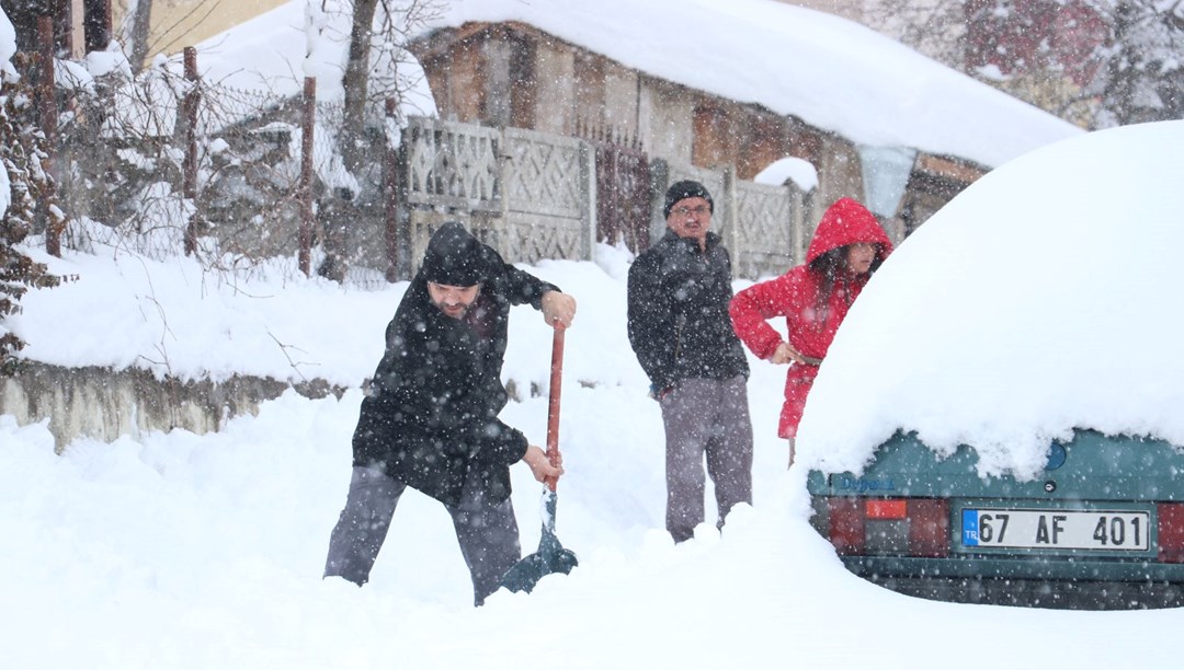 Kastamonu’da kar yarım metreyi geçti, bazı ilçelerde okullar tatil