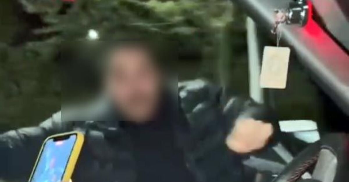 Seyir halindeki aracın kapısını açıp dans etti! Düşme anı kamerada!